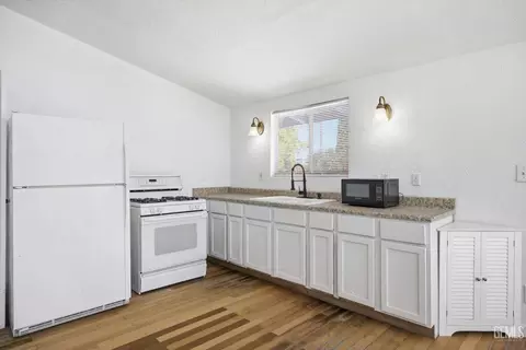 Kitchen - 511 Harding Ave, Taft, CA 93268 photo 1 of 1