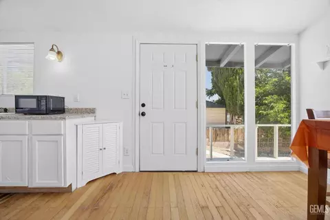 Entry Way - 511 Harding Ave, Taft, CA 93268 photo 2 of 4
