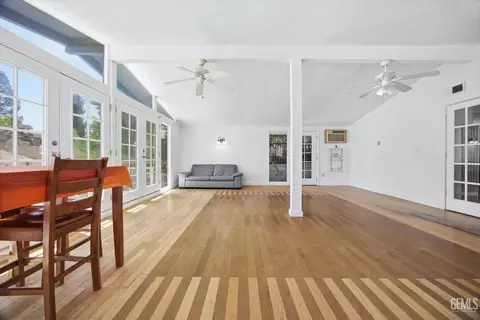 Living - 511 Harding Ave, Taft, CA 93268 photo 2 of 7