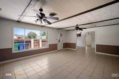 Living - 295 Elm St, Shafter, CA 93263 photo 4 of 4