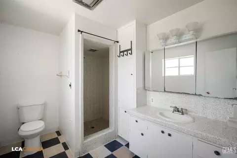 Bath - 295 Elm St, Shafter, CA 93263 photo 2 of 2