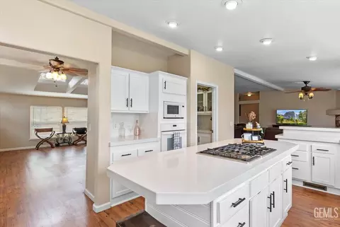 Kitchen - 21441 State Highway 202, Tehachapi, CA 93561 photo 2 of 3