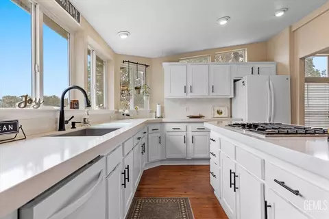 Kitchen - 21441 State Highway 202, Tehachapi, CA 93561 photo 3 of 3
