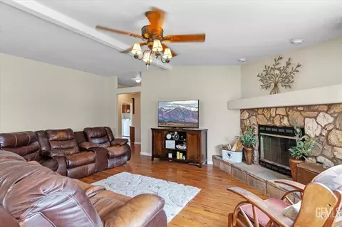 Living - 21441 State Highway 202, Tehachapi, CA 93561 photo 1 of 2