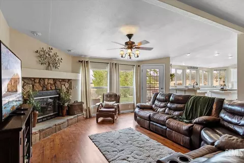 Living - 21441 State Highway 202, Tehachapi, CA 93561 photo 2 of 2