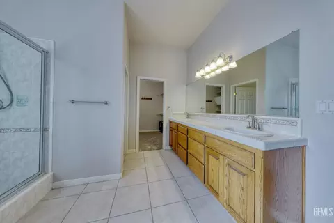 Bath - 23780 Coyote Ct, Tehachapi, CA 93561 photo 1 of 7