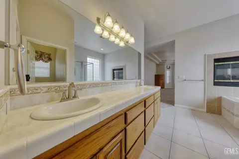 Bath - 23780 Coyote Ct, Tehachapi, CA 93561 photo 5 of 7