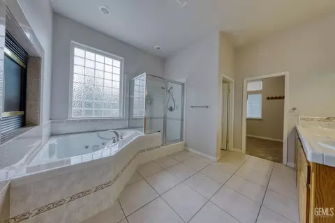 Bath - 23780 Coyote Ct, Tehachapi, CA 93561 photo 2 of 7
