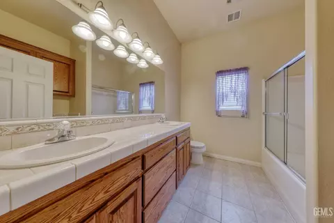 Bath - 23780 Coyote Ct, Tehachapi, CA 93561 photo 6 of 7