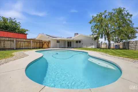 Exterior - 101 Irene St, Taft, CA 93268 photo 5 of 8