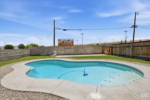 Exterior - 101 Irene St, Taft, CA 93268 photo 3 of 8