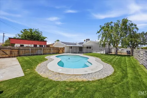 Exterior - 101 Irene St, Taft, CA 93268 photo 4 of 8