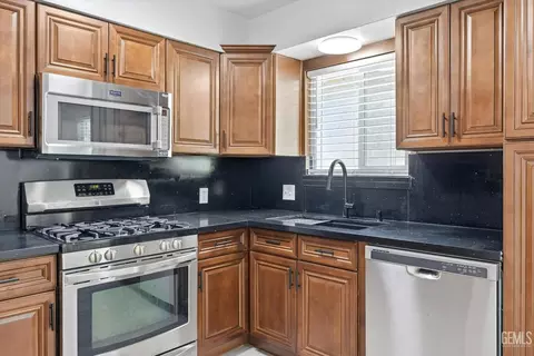 Kitchen - 101 Irene St, Taft, CA 93268 photo 2 of 3