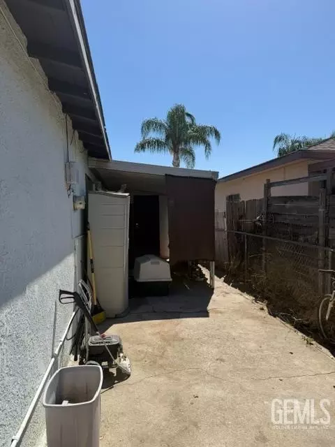 Exterior - 320 9th Ave, Delano, CA 93215 photo 4 of 5