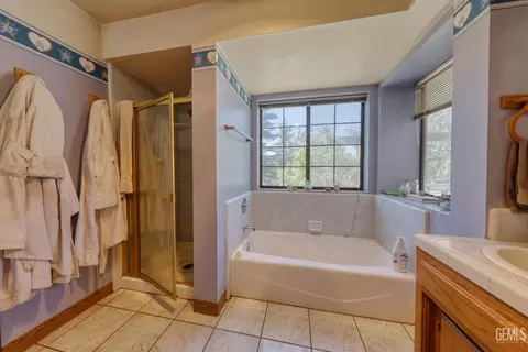 Bath - 28220 Black Gold Way, Tehachapi, CA 93561 photo 2 of 4