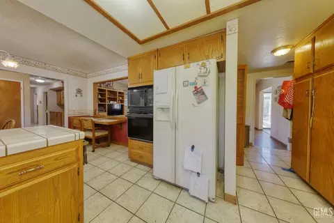 Kitchen - 28220 Black Gold Way, Tehachapi, CA 93561 photo 4 of 5