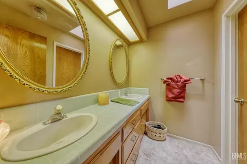 Bath - 28220 Black Gold Way, Tehachapi, CA 93561 photo 3 of 4