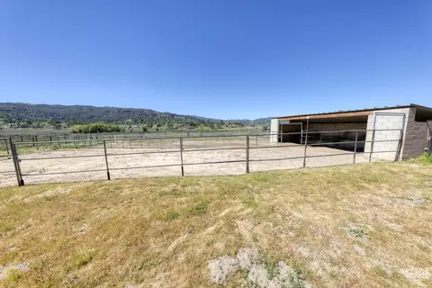 Exterior - 28220 Black Gold Way, Tehachapi, CA 93561 photo 6 of 7