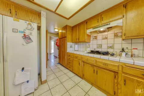 Kitchen - 28220 Black Gold Way, Tehachapi, CA 93561 photo 5 of 5