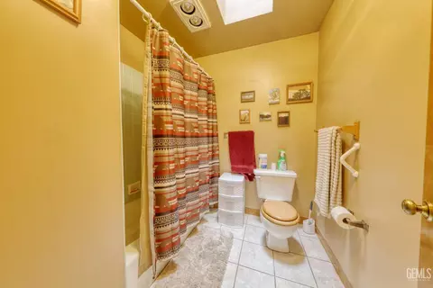 Bath - 28220 Black Gold Way, Tehachapi, CA 93561 photo 4 of 4