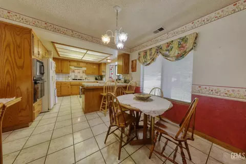 Dining - 28220 Black Gold Way, Tehachapi, CA 93561 photo 1 of 2
