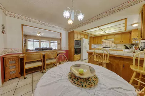 Dining - 28220 Black Gold Way, Tehachapi, CA 93561 photo 2 of 2