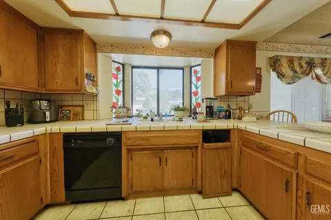 Kitchen - 28220 Black Gold Way, Tehachapi, CA 93561 photo 3 of 5