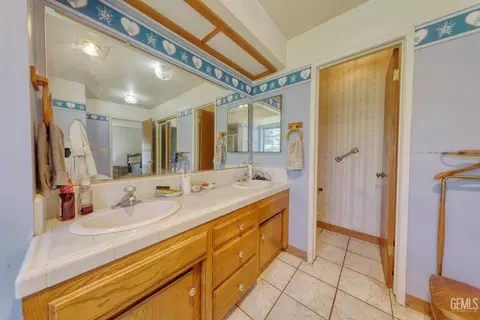 Bath - 28220 Black Gold Way, Tehachapi, CA 93561 photo 1 of 4