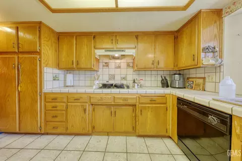Kitchen - 28220 Black Gold Way, Tehachapi, CA 93561 photo 2 of 5