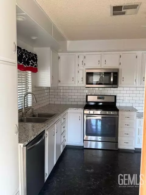 Kitchen - 505 45th St, Bakersfield, CA 93301 photo 1 of 1