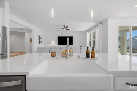 Kitchen - 2023 Risborough Ct, Bakersfield, CA 93311 photo 6 of 6