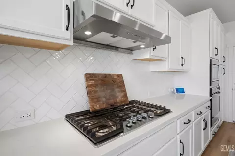 Kitchen - 2023 Risborough Ct, Bakersfield, CA 93311 photo 4 of 6