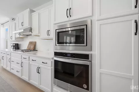 Kitchen - 2023 Risborough Ct, Bakersfield, CA 93311 photo 5 of 6