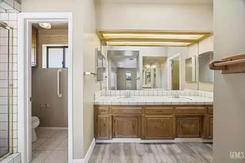 Bath - 5306 Deville Ct, Bakersfield, CA 93308 photo 1 of 7