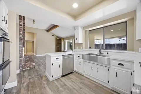 Kitchen - 5306 Deville Ct, Bakersfield, CA 93308 photo 4 of 6