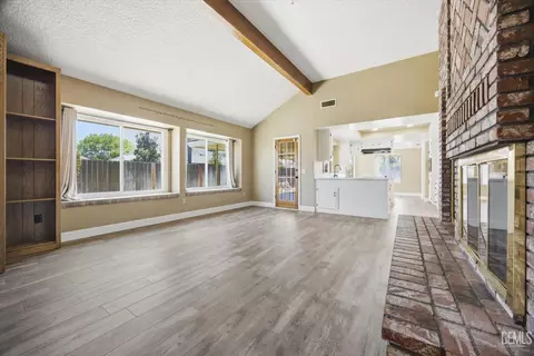 Living - 5306 Deville Ct, Bakersfield, CA 93308 photo 11 of 13