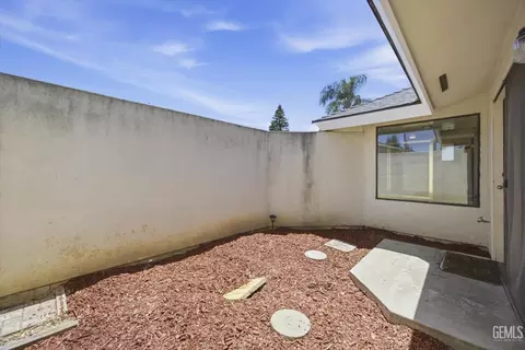 Exterior - 5306 Deville Ct, Bakersfield, CA 93308 photo 11 of 12