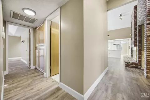 Entry Way - 5306 Deville Ct, Bakersfield, CA 93308 photo 6 of 7