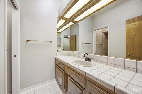 Bath - 5306 Deville Ct, Bakersfield, CA 93308 photo 5 of 7