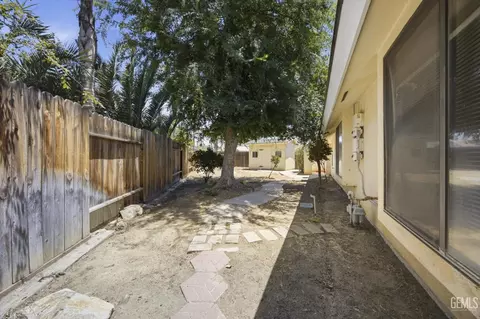 Exterior - 5306 Deville Ct, Bakersfield, CA 93308 photo 10 of 12