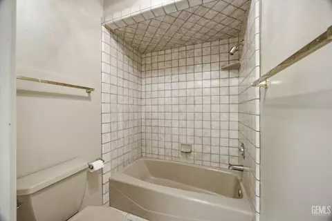 Bath - 5306 Deville Ct, Bakersfield, CA 93308 photo 6 of 7