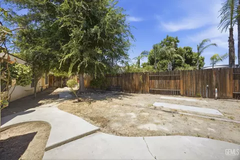 Exterior - 5306 Deville Ct, Bakersfield, CA 93308 photo 8 of 12