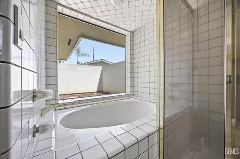 Bath - 5306 Deville Ct, Bakersfield, CA 93308 photo 3 of 7