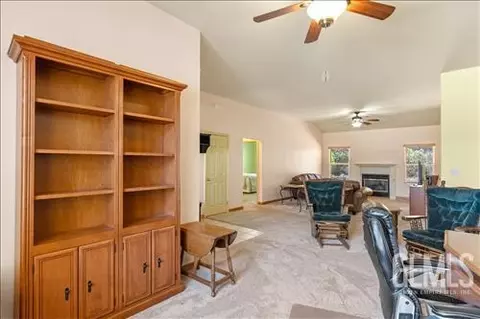 Living - 1300 Scarlet Oak Dr, Tehachapi, CA 93561 photo 2 of 3