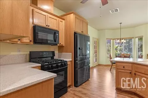 Kitchen - 1300 Scarlet Oak Dr, Tehachapi, CA 93561 photo 3 of 3