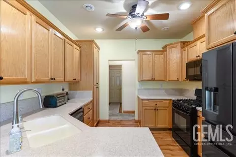 Kitchen - 1300 Scarlet Oak Dr, Tehachapi, CA 93561 photo 1 of 3