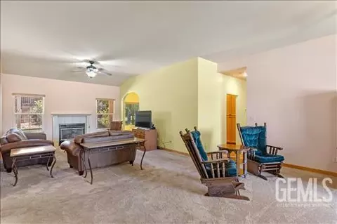 Living - 1300 Scarlet Oak Dr, Tehachapi, CA 93561 photo 1 of 3