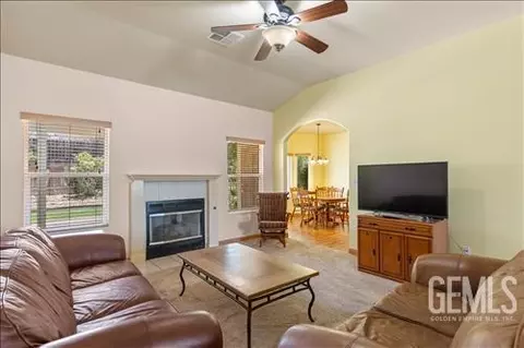 Living - 1300 Scarlet Oak Dr, Tehachapi, CA 93561 photo 3 of 3