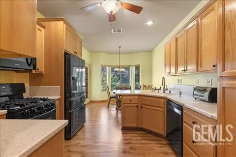 Kitchen - 1300 Scarlet Oak Dr, Tehachapi, CA 93561 photo 2 of 3