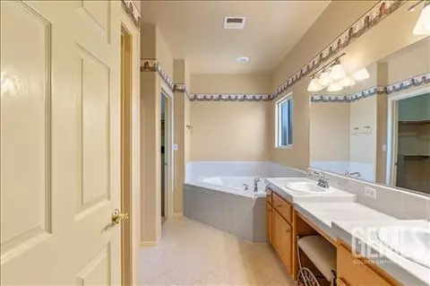 Bath - 1300 Scarlet Oak Dr, Tehachapi, CA 93561 photo 2 of 4